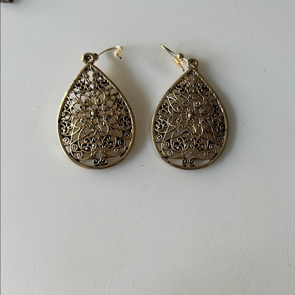 Elegant Gold Filigree Teardrop Earrings